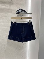 Miumi*2025新品上架 高腰轮廓线口袋短裤 定制Yb进口醋酸材质 质感光泽 穿搭舒适亲肤 高腰口袋短裤版型 常规对称口袋设计 搭配浅色轮廓线后臀字母刺绣图