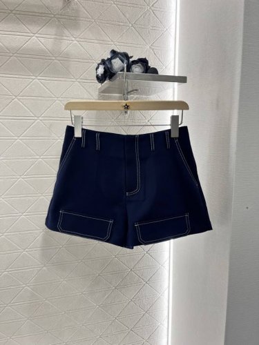 Miumi*2025新品上架 高腰轮廓线口袋短裤 定制Yb进口醋酸材质 质感光泽 穿搭舒适亲肤 高腰口袋短裤版型 常规对称口袋设计 搭配浅色轮廓线后臀字母刺绣图