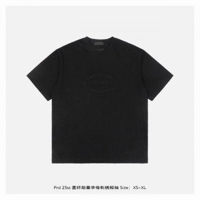 prada 普拉达 25Ss 圆环勋章字母刺绣短袖 面料采用230克重精梳棉，定制32支1*1螺纹，成衣两遍水洗处理，面料舒适亲肤无异感，定制定染面料，纺织密度
