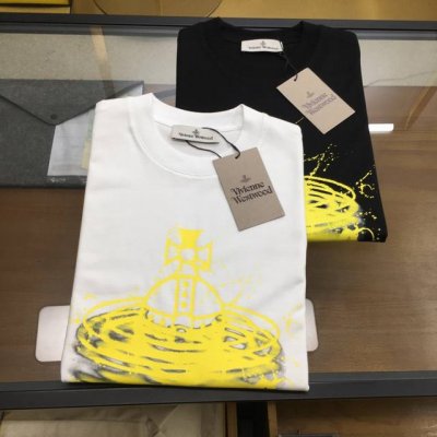 新品 西太后... 2025春夏首发专柜最新款短袖圆领T恤 高端订制 设计前卫时尚！品牌Logo重工艺设计 高端定制丝光云朵棉面料.手感柔软.穿着舒适.专柜级别
