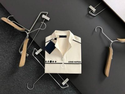 L牌**合身版型M-Xxxl 2025春夏重工拼接字母刺绣拉链领口翻领针织polo.精致工艺专柜面料，顶级元素融合打造，经典短袖3标齐全，潮男时尚，无论是上身舒