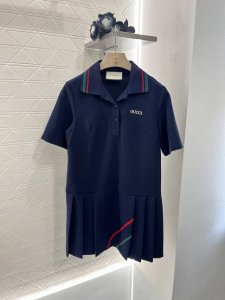 Gucc*2025新品上架 压褶连衣裙 定制Yb斜纹全棉材质 舒适软糯 穿搭透气 翻领压褶连衣裙 领口半开襟钮扣处理 随意调节 成衣以红绿撞色条纹分布于领作为亮