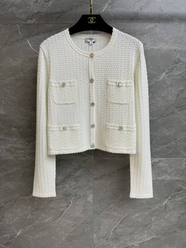 高版本出货啦 香家立体花纹开衫 2025早春预告系列 精致花边设计 多口袋装饰点缀 采用立体钩织花纹 温柔高级 棉质混纺针织面料 舒适亲肤透气 修身版型 上身显