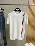 Tb 2025春夏最新的贸易订单针织短袖T恤，全品相！！网红款！工艺采用胸前徽章设计！上身舒适透气，不僵硬，整体有着丰富的立体感，品质出口订单，胸前Logo图案