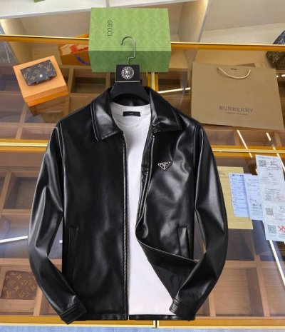 普拉达 2025春季新款休闲皮衣夹克外套，最新时尚休闲拉链夹克，时尚连帽夹克外套基础常规的连帽夹克版型裁剪，上身百搭简约不挑人，轻松应对各种场合与环境，属于日常