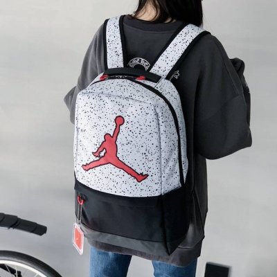 耐克乔丹爆裂纹大Logo双肩包单肩包男女同款系列。 质量超级好。容纳空间大。内置电脑夹层。 包包背垫超级柔软 上身背着特别舒适 给你一个不一样的背包体验。 经典