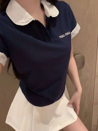上衣 裙子 Miumiu缪缪字母刺绣花边双层翻领短袖上衣字母印花拼接压褶短裙套装 款号：25670505321 颜色：图片色 尺码：Sml S码80-95斤 M