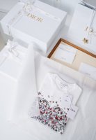 2025Ss D*Ior 刺绣T-Shirt 微风轻拂，一款随性单品便是这个季节的最美好模样采用高品质棉麻成分，轻盈又透气，胸前精致爱心花束图案，绝对是抢眼十足