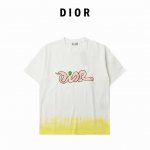Dior X Kaws 迪奥联名蛇年限定短袖T恤 Dior与Kaws合作的2025春季联名胶囊系列 Out Of Office 已经正式发布。这个系列由Dior