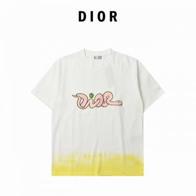 Dior X Kaws 迪奥联名蛇年限定短袖T恤 Dior与Kaws合作的2025春季联名胶囊系列 Out Of Office 已经正式发布。这个系列由Dior