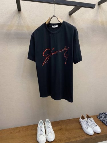 P170Givenchy 纪梵希 25Fw12 男士 徽标图案短袖T恤 同步官网发售！从高定走向高街的Gv，俘获大量年轻人的心，经典、时髦、高贵，一直是Gv的风