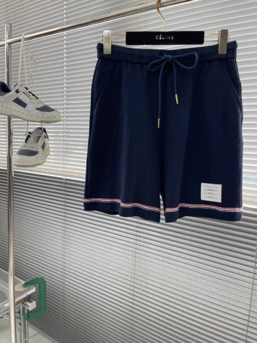 tb Thom Browne 标签短裤 定制定染潮韵精棉双面幻织 富有质感 色泽饱满 舒适贴肤 深蓝雅韵 简而不凡 Tb独特印记标签点缀于裤边 织带为缀 如同点