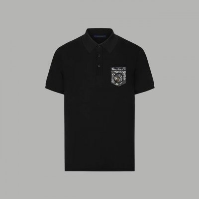 顶级版本 区别通货 款式：Louis Vuitton 路易斯威登 皮牌口袋老花金属Logo 翻领Polo衫短袖 原版面料 官方同款 春夏最新砖柜同步 经典的品牌