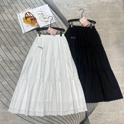 miu Miu 2025夏季新品松紧腰半身裙 设计有层次的蕾丝拼接蛋糕裙效果时髦精致 刺绣Lo7O装饰 2色Sml.