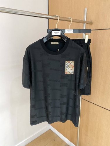 直 品牌 Burberry 巴宝莉 2025圆领短袖短裤套装 纯棉面料上身不会闷热，爽滑舒适的亲肤效果更加透气，面料自带肌理感 经典徽标工艺 独有的角度全新演绎