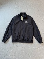 190包邮 balenciaga 巴黎世家 25Ss 3B系列刺绣立领夹克外套 官网同步 面料采用再生尼龙面料 增加特殊褶皱工艺 防水涂层 还原原版 内里采用高