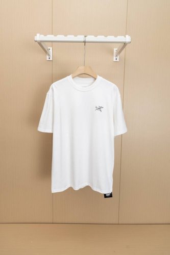 挂拍图 顶级版本-款号X05 Arc’Teryx始祖鸟Arc24Ss 胸前印花 小Logo短袖T恤 采用60支双股，270G全棉面料。上身透气，绝不起球，手感柔