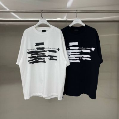 新款 款号: W211# We11Done 涂鸦标语 宽松圆领短袖T恤男女情侣款 面料：300克原版定制新疆长绒棉紧密赛络纺纯棉 工艺：走线均是全身三线缝制，后