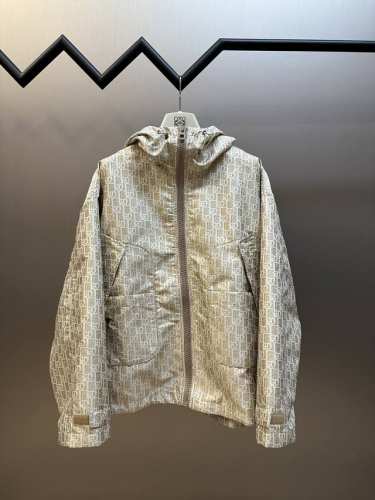 Dior 米色塔夫绸提花外套 这款连帽夹克饰以经典的 Oblique 印花。采用米色塔夫绸提花科技面料精心制作，搭配拉链开合、两个翻盖口袋和两个按扣贴袋，抽绳风