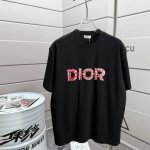 Dio* 迪奥 2025春夏新款 经典字母植绒工艺+立体硅胶 简约大方 定制双纱平纹纯棉面料 短袖T恤 男女同款 颜色 黑色 白色 尺码 S 90-130斤 M