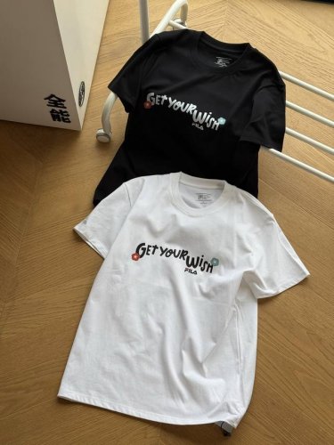 供 Fila斐乐 小花字母 短袖Tee 男女同款 黑色 白色 M～3Xl 原版纯棉面料，进口原版Logo印花！区别通货版本！ 各处小细节完美呈现，全套原版三标辅