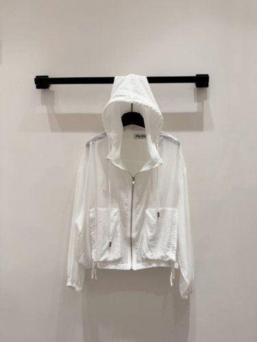 上新25Ss新款Miu 防晒服 进口防晒天丝面料 横向裁剪 版型立体 挺括 口袋抽绳设计 上身冰凉 柔软 超亲肤 舒适 而且特别百搭噢随意一套都可美美出门 强烈