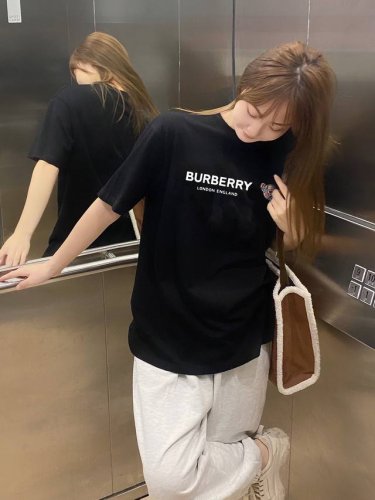 上新！Burberry巴宝莉字母短袖T恤！ 今年不可错过的经典印花棉质Tee,上身很洋气显瘦内搭外穿都看 高密针织圆领设计，平整简约！亲肤透爽！T恤面料的柔软性