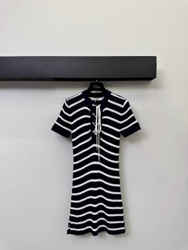 Dior 2025Ss 条纹绑带针织短袖裙，独家出品0001Fae5独特的圆领中间绑带设计，巧妙勾勒出女性的柔美经典条纹设计，简约而不失时尚感，轻松驾驭各种场合