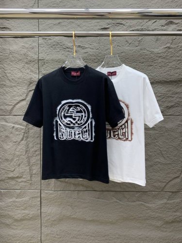 Ss古驰纯棉最新面料！经典标识图案Logo时尚简约潮流短袖，最顶级的品质专柜原单短袖，顶级制作工艺进口面料，专柜款独特设计，采用进口高端订制面料。官网在售！面料