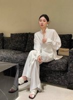 极简主义必备 宝藏衬衫 亚麻裤两件套套装 极简风格的理想选择 适合各种体型 尤其推荐给追求极简主义和老钱风的朋友 重工砂洗工艺 赋予裤子独特的质感和外观 百搭好