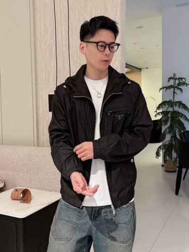 普拉达再生尼龙夹克 尼龙面料的手感密度高标准的还原内里做工极其复杂精细、一针一线做工精良袖口松紧收口，胸口三角徽标Logo标、五金定制刻字，绝对高品质 尺码：M