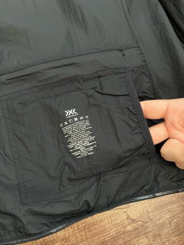 颜色：黑色，灰色，蓝色 尺码：L到3Xl X-Bionic Xjm-23607N 飞逸轻量防风连帽防晒皮肤衣风壳夹克，线上旗舰店同步在售2490。一件可以满足你