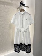 miumi*2025新品上架 印花腰带连衣裙 定制Yb棉麻材质 质感舒适细腻 透气好穿 半开襟短袖连衣裙版型 裁剪利落修身 腰身立裁起到收腰效果 搭配本布腰带勾