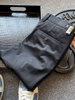 顶级专柜新品 人气爆款 Fendi 芬迪老佛爷专柜新品休闲裤 恒隆在售万元级 款号 0601 芬迪家今年新品天丝新疆长绒棉混纺面料 拿到手摸起来十分细腻 表层肌