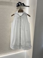 Saint Lauren*2025新品上架 花边无袖连衣裙 定制Yb斜纹全棉材质 穿搭舒适 透气细腻 花边无袖连衣裙剪裁 通体素色利用剪裁和细节提升精致度 前襟