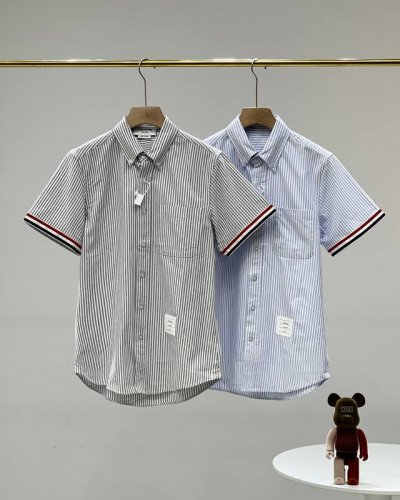 特价 灰色和浅蓝色1码 tb短袖新款条纹袖口织带衬衫 thom Browne 汤姆布朗. Tb夏季短袖衬衫牛津纺色织条纹袖口织带 采用定织牛津纺条纹纯棉面料 织