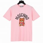Moschino莫斯奇诺2025春夏新品小熊印花短袖T恤 面料采用300克重精梳棉，定制32支1*1螺纹，成衣两遍水洗处理，面料舒适亲肤无异感，定制定染面料，纺