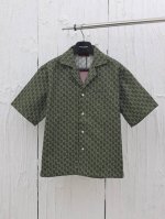 gucci* 古驰25新款Lido系列满印双G短袖衬衫 作为 Lido系列的一部分，这件单品从意大利海岸的夏日风情和海滩俱乐部汲取灵感。这款常规版型短袖以灰色和