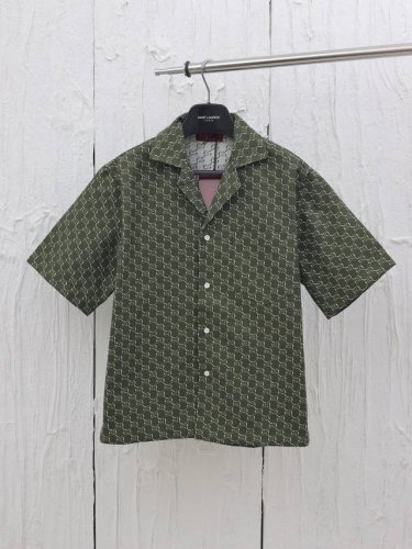 gucci* 古驰25新款Lido系列满印双G短袖衬衫 作为 Lido系列的一部分，这件单品从意大利海岸的夏日风情和海滩俱乐部汲取灵感。这款常规版型短袖以灰色和