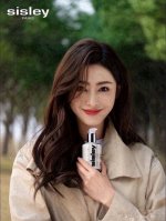 希思黎全能乳125Ml Sisley 希思黎 全能乳 维稳大师就是它！ 全世界排名第1的万能乳液！主要作用就是保湿、修复、紧致收毛孔，防老化，抗污染，均匀肤色镇