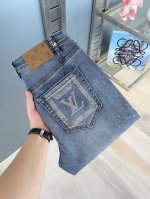 p250 Lv 2024秋冬新款现货上市，原单爆款牛仔裤超级定制款，原版五金，超级重工工艺，版型超赞细节做工无可挑剔！款式不挑人，特别高档，好货不等人，看中赶紧