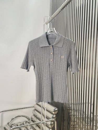 新款！最新Fd 25New Logo刺绣针织翻领polo衫。尺码：Sml。