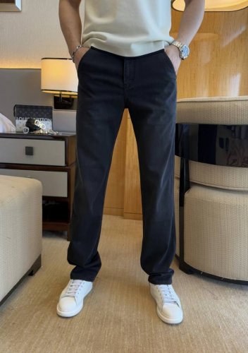马吉拉 2025Ss蛇年春夏贺岁款牛仔裤。原单1:1制作，日常必备的完美之选，简单大气亦时尚有型，定制进口丹宁面料 ，重工洗水工艺，做工复杂工艺精湛。轻松迎合四