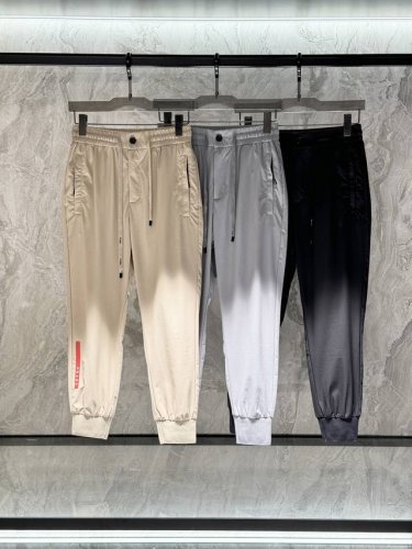 prada 普拉达，2025春季新品，专柜同步有售，原单狠货，时尚休闲裤，采用进口聚酯纤维尼龙透气面料，顶级印花工艺字母图案装饰Logo，原版五金辅料装饰，档次