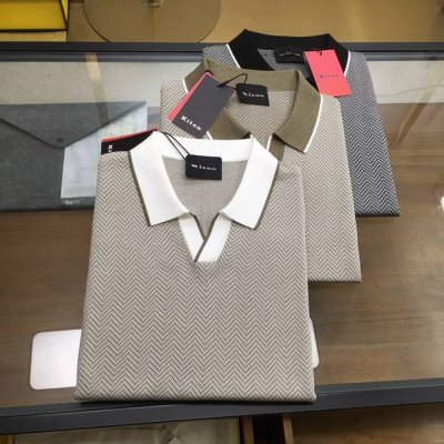 专柜新品 Kiton 2025春夏新款男士拼接V领套头短袖针织衫修身休闲T恤上衣。甄选客供67%棉23%聚酯纤维6%桑蚕丝4%氨纶混纺而成，经过特殊浇洗工艺处理