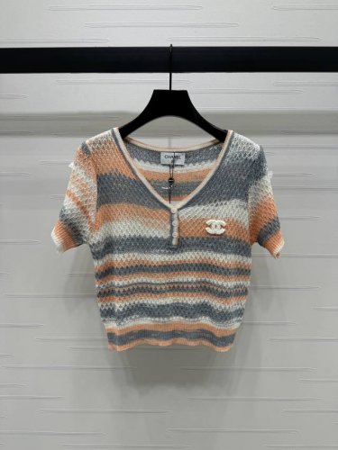 上新原单高端品质 Chane* 2025春夏最新系列！条纹V领针织短袖！定制Yb羊毛纱线织造 细腻肌理 柔软舒适 针织短袖裁剪 通体细密针织勾勒出菱格纹理配合撞
