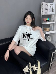 Dior 字母印花短袖T恤 上身图