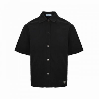 prada 普拉达 三角徽标牛仔短袖衬衫 定制臻绒高密幻影斜纹缎，以水洗单宁为画布，标志性三角标点缀于下摆，落肩剪裁勾勒慵懒廓形，采用进口专机红外线定位“Pra