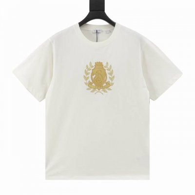 Burberry 巴宝莉 橡树叶盾牌徽标刺绣短袖 巴宝莉 25Ss新款T 恤衫，选用平织棉面料打造，装饰金属感徽章刺绣。融入 B 字型盾牌和橡树叶花环元素，巧妙