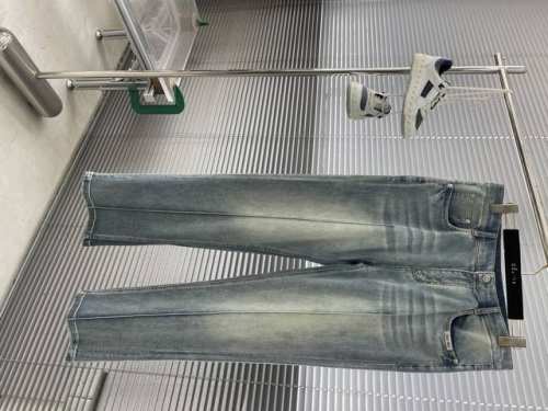 Miumiu 2025春夏牛仔系列长裤 尺码：30-38 36 版型：宽松直筒牛仔 工艺：后幅口袋洗水刺绣装饰本布定标 定制Logo 工字扣 选用经典洗水蓝颜色